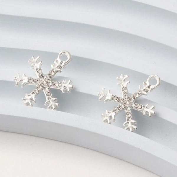 Glaring Snowflake Alloy Charms